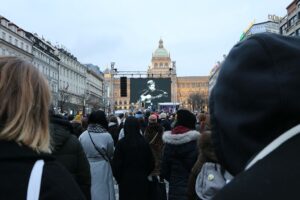 Z velkoplošné obrazovky zpívá Karel Kryl