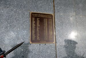 Pamětní deska se jmény dvaceti pěti hrdinů, příslušníků Sboru národní bezpečnosti popravených za odpor proti komunismu (foto Jiří Majer)