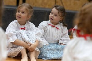 Dětský folklorní soubor Zrníčko ocenila v letošním školním roce porota hned několika folklorních přehlídek či soutěží (foto SVČ TYMY)