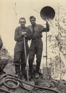 Jiří Pešek (vpravo) s kolegou Jáno Petrochem, synem „kulaka“ vystěhovaného ze Slovenska. Snímek je z roku 1953. (Foto archiv Jiřího Peška)