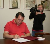 Předseda ČSSD Jiří Paroubek podepisuje Memorandum o podpoře sdružení dětí a mládeže. (Foto archiv ČRDM)