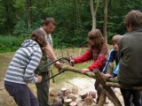 Po snídani jsou tu Práce nebo-li Makačá, například „dřevo tábor“ – čili 