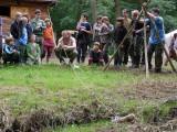 Procházíme rozličnými zkouškami zdatnosti, protože indián byl velice obratný, šikovný, dobrý lovec atakdál…(Foto Olga Palová, Duha Tuláci Olomouc)